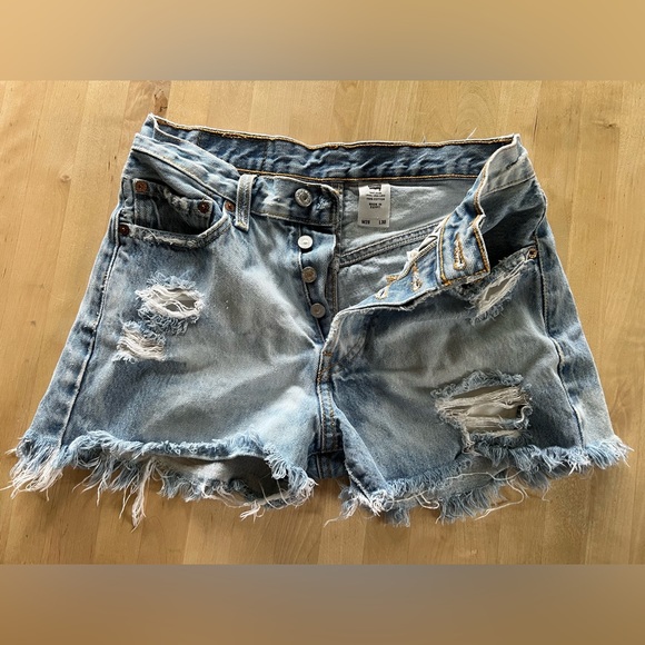 Vintage Levi Shorts - Picture 2 of 4